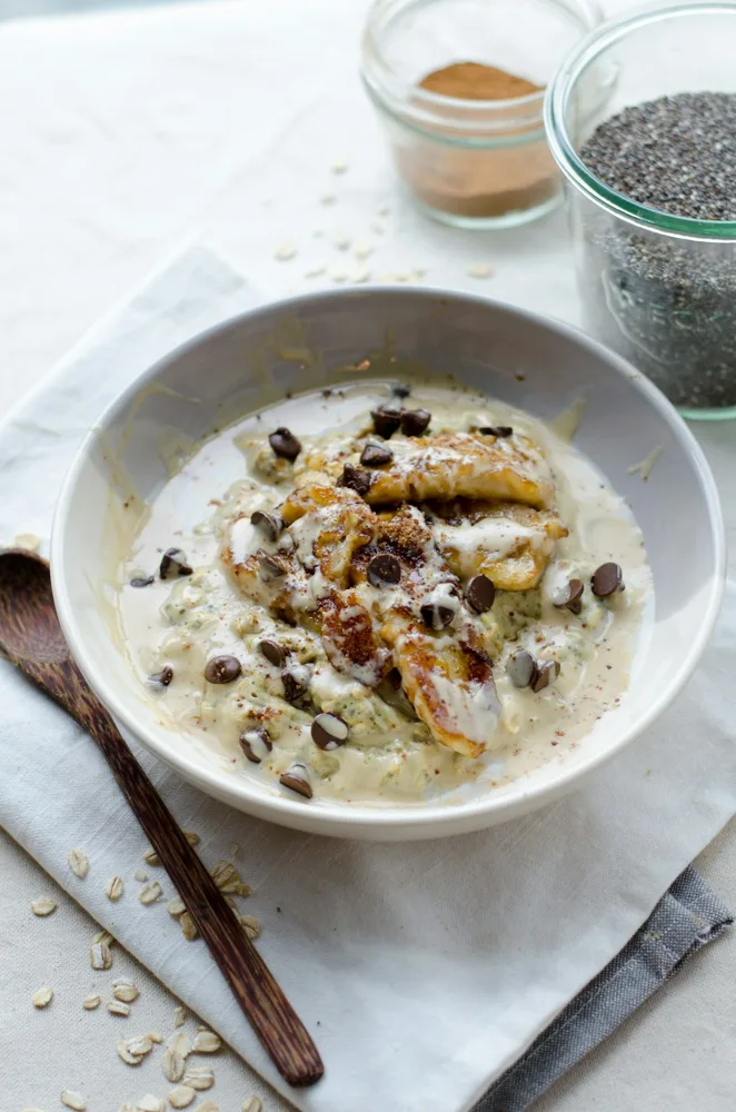 Porridge banane et raisins, photo d’illustration