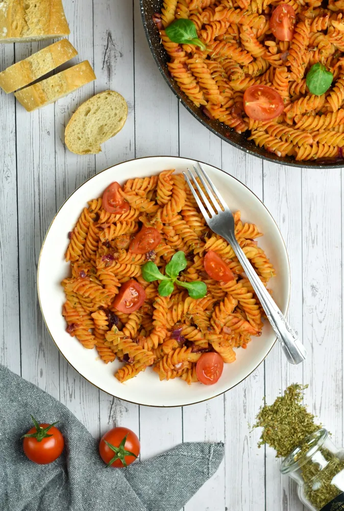 Pâtes à la tomate et au basilic, photo d’illustration